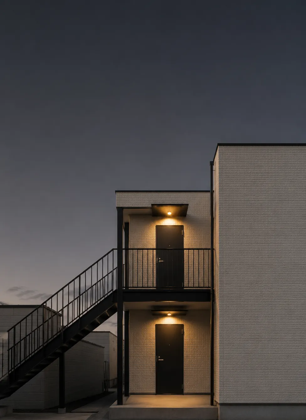 イメージ画像（AI生成）：夕暮れの木造2階建て賃貸住宅の外観